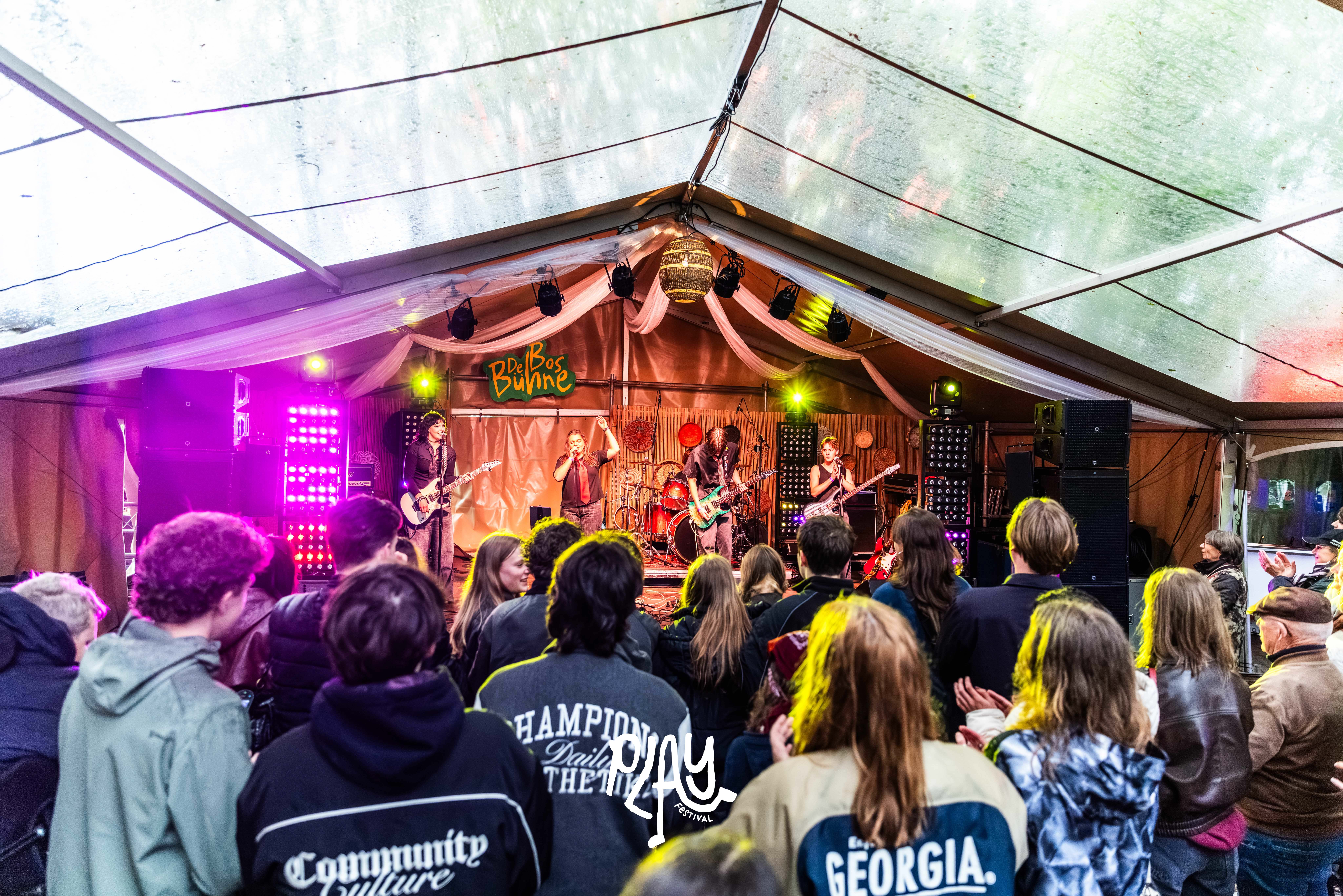 PLAY Festival Dag 1 Met Logo ; VT-202