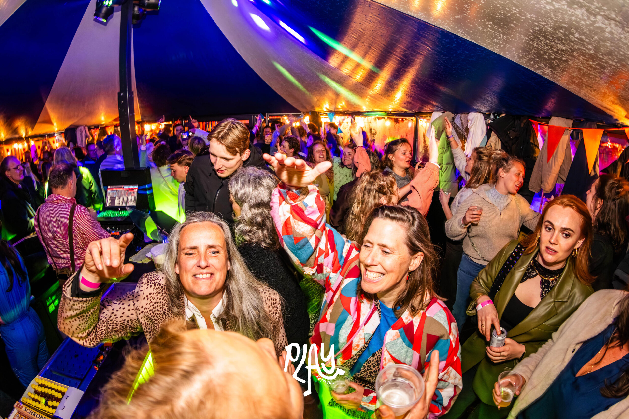 PLAY Festival Dag 1 Met Logo ; VT-333