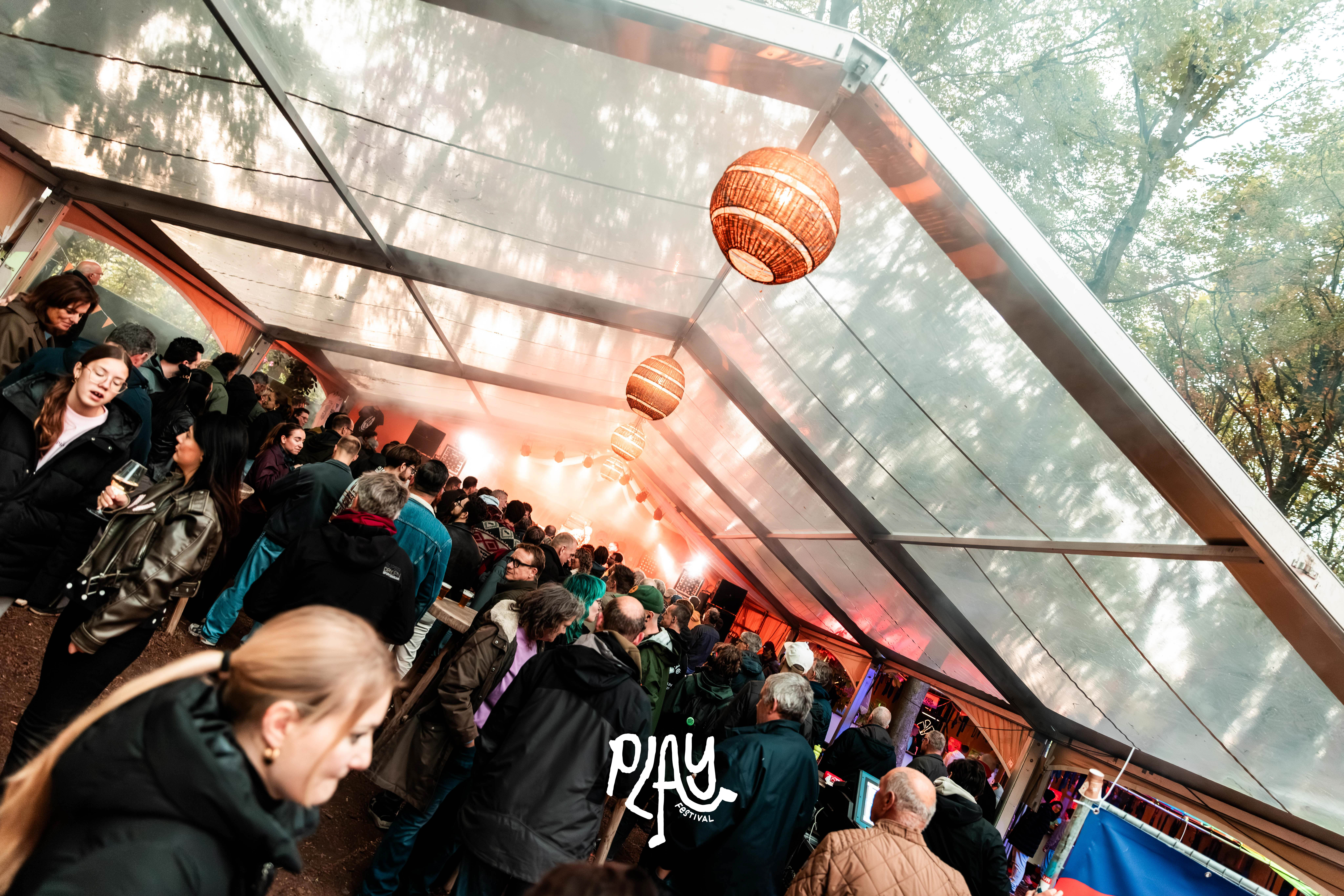 PLAY Festival Dag 2 Met Logo ; VT-314