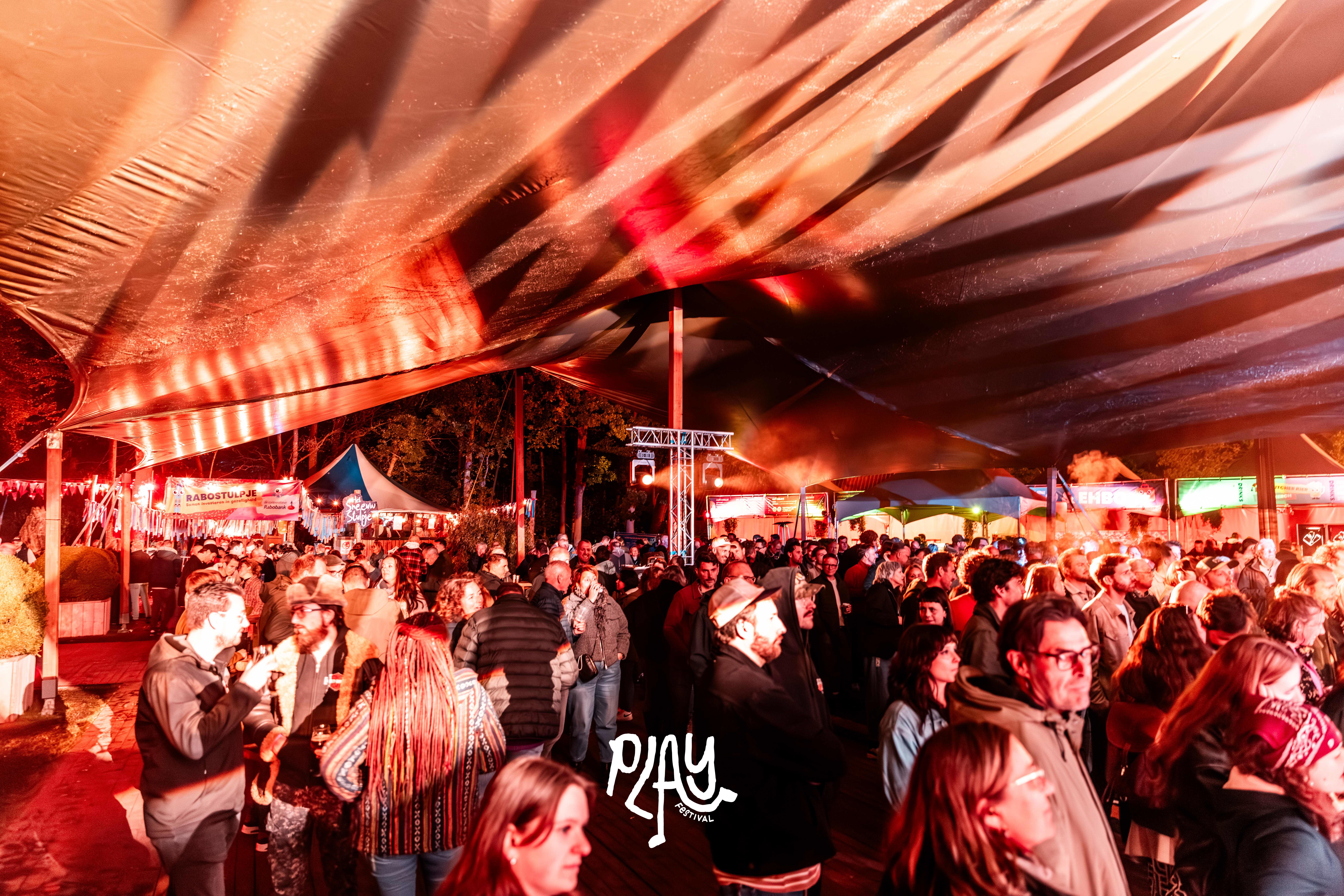 PLAY Festival Dag 2 Met Logo ; VT-340