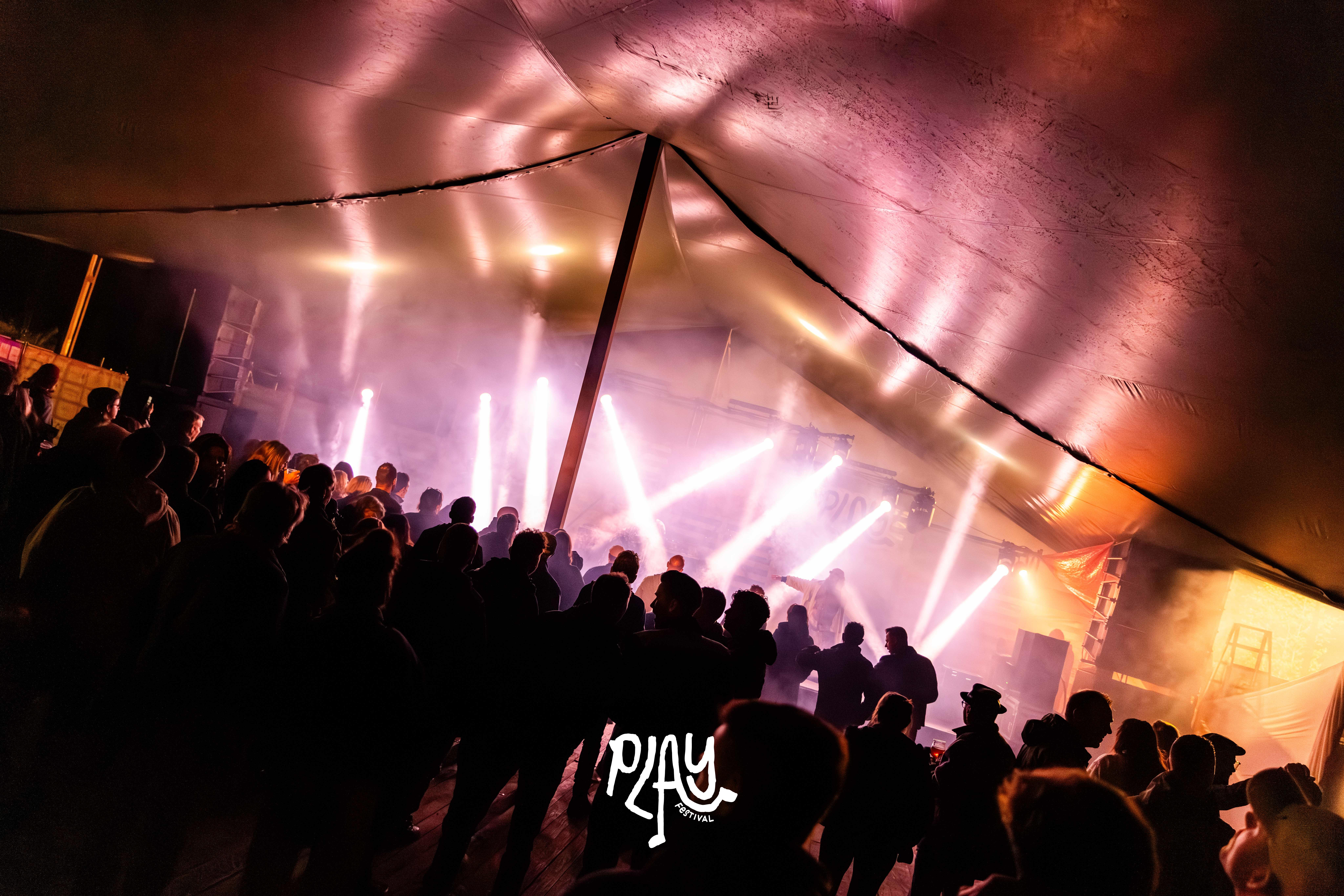 PLAY Festival Dag 2 Met Logo ; VT-393
