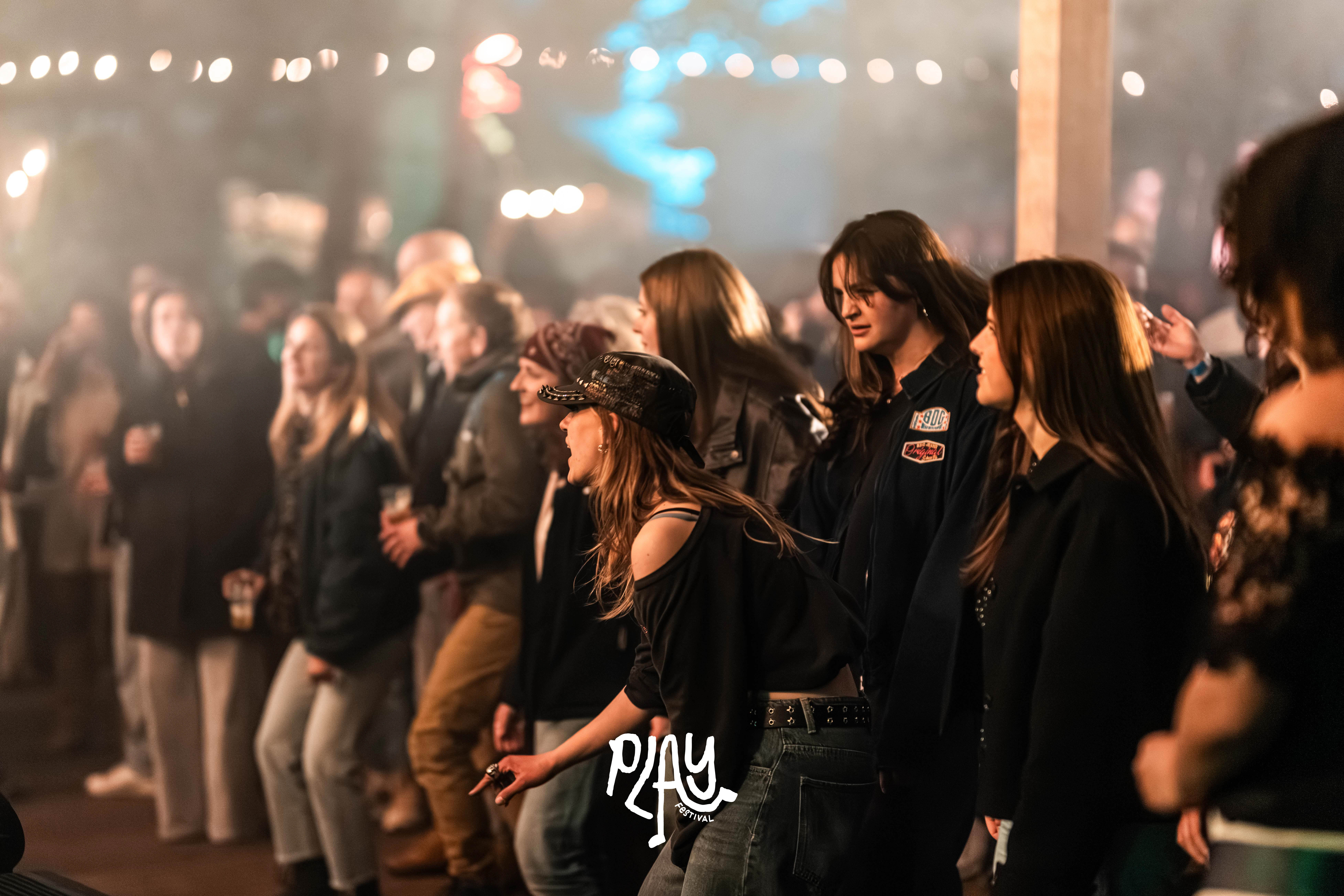 PLAY Festival Dag 2 Met Logo ; VT-400